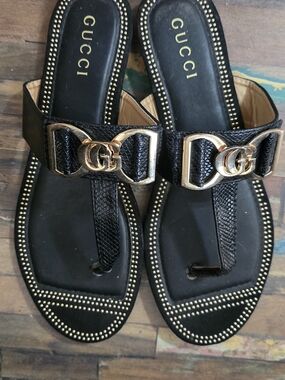 Gucci Black Leather Thong Sandals with Gold Double G Detail